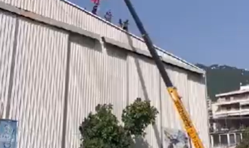 بالفيديو: سقوط شابين على سطح مبنى في جونية image